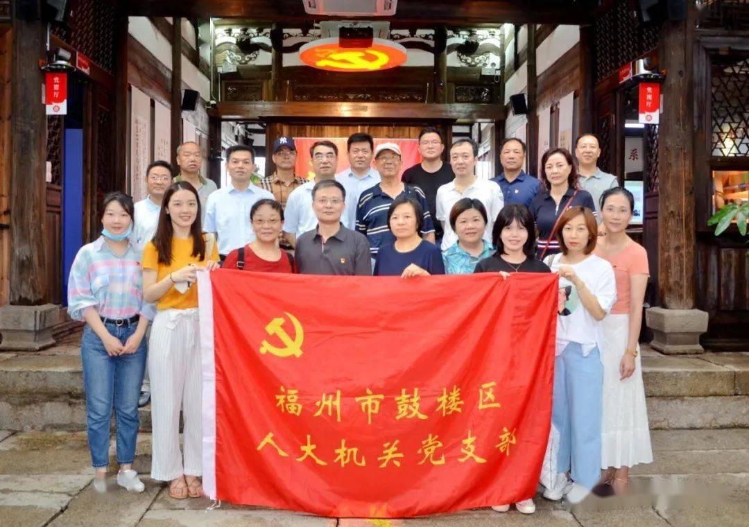 遵义市中级人民法院上门为高龄老同志送生日祝福